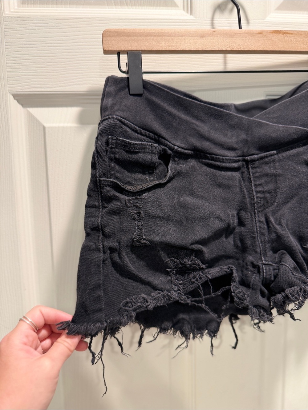 Amazon Boutique Maternity Denim Shorts Size Medium Black Distressed Raw Hem - Picture 4 of 6